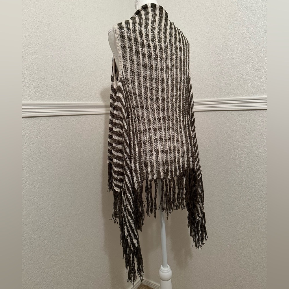 Daytrip Grey Cream Open Weave Fringed Vest - Picture 4 of 7